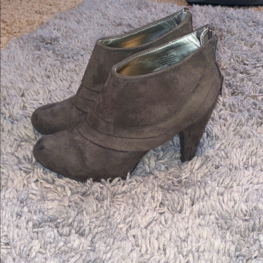 Gray heels!